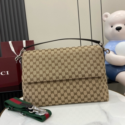 Gucci古馳 新品 2025春夏系列精彩呈獻手袋新作。這款男士手袋採用柔和而不失挺括的造型，質感順滑，磁扣翻蓋開合方便易用，匠心融蘊精湛工藝與實用設計。這款斜挎包以米色和深棕色 GG帆布匠心打造。背面的Gucci印花壓紋標識精細內斂，成為