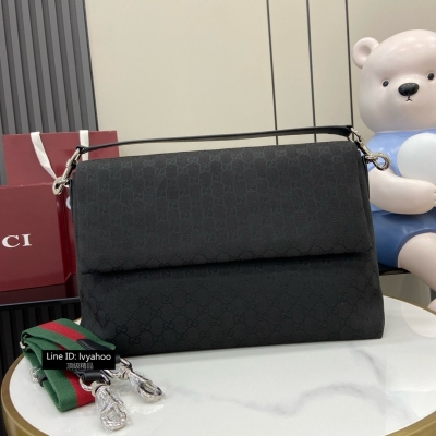 Gucci古馳 新品 2025春夏系列精彩呈獻手袋新作。這款男士手袋採用柔和而不失挺括的造型，質感順滑，磁扣翻蓋開合方便易用，匠心融蘊精湛工藝與實用設計。這款斜挎包以全黑色Original GG帆布匠心打造。背面的Gucci印花壓紋標識精細