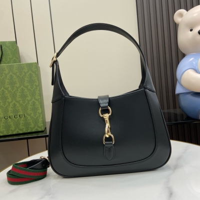 Gucci古馳 新品 Jackie系列小號肩背包。這款全新Gucci Jackie系列肩背包以上等優質皮革匠心打造，盡展品牌經典肩背包的精湛工藝、新月造型和時尚設計。淺金色調配件、皮革滾邊和飾有紅綠織帶的附贈包帶結合，為這款以品牌經典黑色G