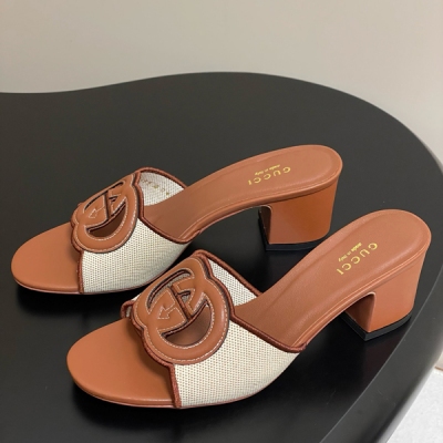 Gucci古馳 新款雙G鏤空粗跟涼拖鞋，最新配色牛仔布，這款單品出自Gucci Lido系列，設計靈感源自義大利海岸的夏日風情和海灘俱樂部。從為品牌注入榮光的20世紀70年代典藏設計中擷取靈感，互扣式雙G在這款皮革拖鞋上以大號鏤空細節煥新呈