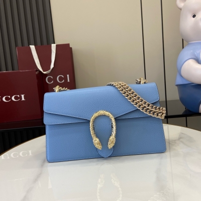 Gucci古馳 新品 這款單品採用淺藍色皮革匠心打造，雙虎頭鎖扣搭配翻蓋設計，滑動鏈條可自由調節長度，隨心打造不同穿搭風格。淺藍色皮革 淺金色調配件 淺藍色超細纖維襯裡 針扣，側開口 雙虎頭鎖扣 內部拉鍊隔層 翻蓋口袋 雙接檔 滑鏈背帶可調