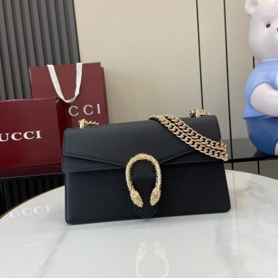 Gucci古馳 新品 這款單品採用淺藍色皮革匠心打造，雙虎頭鎖扣搭配翻蓋設計，滑動鏈條可自由調節長度，隨心打造不同穿搭風格。淺藍色皮革 淺金色調配件 淺藍色超細纖維襯裡 針扣，側開口 雙虎頭鎖扣 內部拉鍊隔層 翻蓋口袋 雙接檔 滑鏈背帶可調