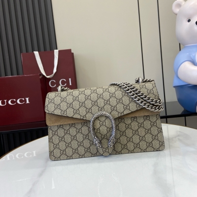 Gucci古馳 織紋雙虎頭搭扣為這款有結構感的肩背包增添光彩。滑動鏈條包帶有多種背法，可在肩背和手提之間自由轉換。米色/棕色GG Supreme帆布配以淺駝色絨面材質滾邊 復古銀色金屬配件 針扣，側開口 手繪鑲邊 雙虎頭鎖扣 內部拉鍊隔層