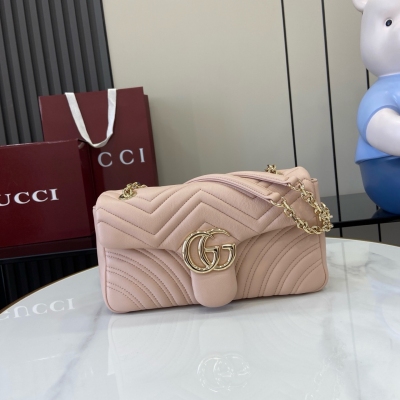 Gucci古馳 新品 品牌標誌性GG Marmont系列匠心融蘊雙G造型配件和切面鏈式包帶，甄選柔軟皮革締就線條柔和的包型。簡約俐落的後袋令中號和大號包袋更具實用性。柔粉色V型Matelassé羊皮革 淺金色調配件 古馳安可拉紅粘膠纖維襯裡