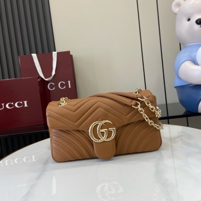 Gucci古馳 新品 品牌標誌性GG Marmont系列匠心融蘊雙G造型配件和切面鏈式包帶，甄選柔軟皮革締就線條柔和的包型。簡約俐落的後袋令中號和大號包袋更具實用性。柔粉色V型Matelassé羊皮革 淺金色調配件 古馳安可拉紅粘膠纖維襯裡