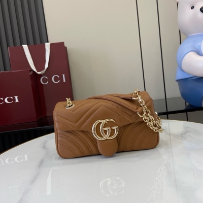 Gucci古馳 新品 品牌標誌性GG Marmont系列匠心融蘊雙G造型配件和切面鏈式包帶，甄選柔軟皮革締就線條柔和的包型。淺粉色V型Matelassé羊皮革 淺金色調配件 古馳安可拉紅粘膠纖維襯裡 內部：一個開口袋 滑鏈包帶可作為肩帶（5