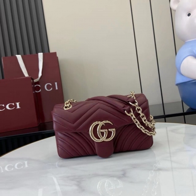 Gucci古馳 新品 品牌標誌性GG Marmont系列匠心融蘊雙G造型配件和切面鏈式包帶，甄選柔軟皮革締就線條柔和的包型。古馳安可拉紅V型Matelassé羊皮革 淺金色調配件 古馳安可拉紅粘膠纖維襯裡 內部：一個開口袋 滑鏈包帶可作為肩