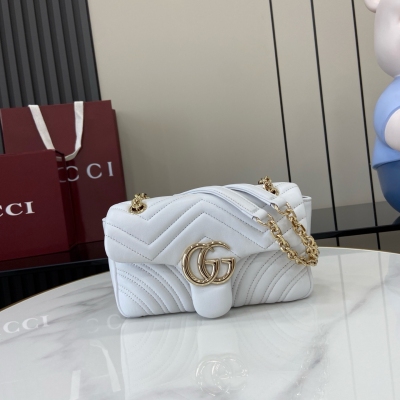 Gucci古馳 新品 品牌標誌性GG Marmont系列匠心融蘊雙G造型配件和切面鏈式包帶，甄選柔軟皮革締就線條柔和的包型。古馳安可拉紅V型Matelassé羊皮革 淺金色調配件 古馳安可拉紅粘膠纖維襯裡 內部：一個開口袋 滑鏈包帶可作為肩
