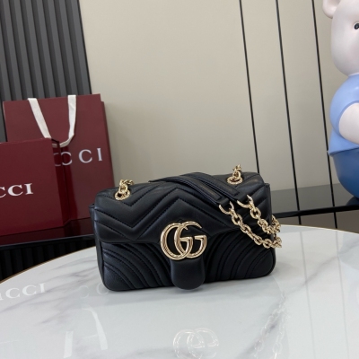 Gucci古馳 新品 品牌標誌性GG Marmont系列匠心融蘊雙G造型配件和切面鏈式包帶，甄選柔軟皮革締就線條柔和的包型。古馳安可拉紅V型Matelassé羊皮革 淺金色調配件 古馳安可拉紅粘膠纖維襯裡 內部：一個開口袋 滑鏈包帶可作為肩