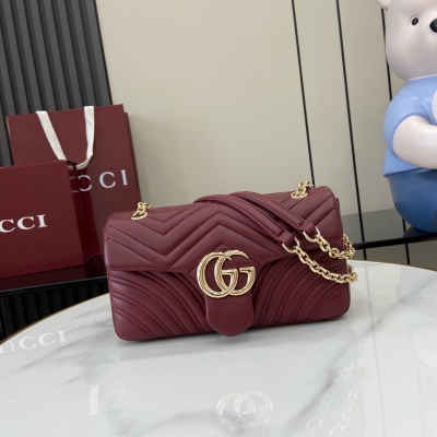 Gucci古馳 新品 品牌標誌性GG Marmont系列匠心融蘊雙G造型配件和切面鏈式包帶，甄選柔軟皮革締就線條柔和的包型。簡約俐落的後袋令中號和大號包袋更具實用性。古馳安可拉紅V型Matelassé羊皮革 淺金色調配件 古馳安可拉紅粘膠纖