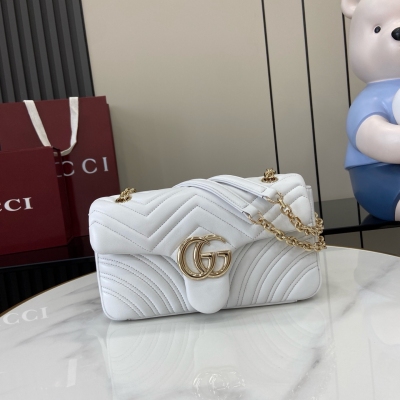 Gucci古馳 新品 品牌標誌性GG Marmont系列匠心融蘊雙G造型配件和切面鏈式包帶，甄選柔軟皮革締就線條柔和的包型。簡約俐落的後袋令中號和大號包袋更具實用性。古馳安可拉紅V型Matelassé羊皮革 淺金色調配件 古馳安可拉紅粘膠纖