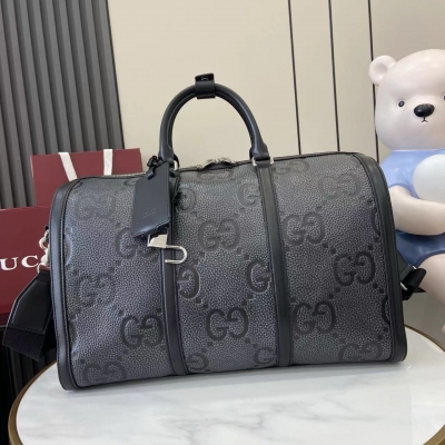 Gucci古馳 新品 作為對Guccio Gucci先生姓名首字母的煥新演繹，超級雙G圖案以超大尺寸亮眼呈現，營造經久不衰的品牌標識魅力。這款小號旅行包以灰黑色超級雙G標識彰顯魅力。灰黑色超級雙G牛皮革 黑色牛皮革滾邊 棉麻襯裡 配有可拆卸
