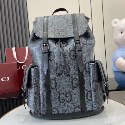 Gucci古馳 新品 2025早春系列延續超級雙G設計，匠心融蘊全新粒面紋理。作為對Guccio Gucci先生姓名首字母的煥新演繹，雙G圖案以超大尺寸矚目呈現，營造經久不衰的品牌標識魅力。這款灰色和黑色背包以經典牛皮革匠心打造，設有多個口
