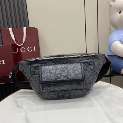 Gucci古馳 新品 2025早春系列延續超級雙G設計，匠心融蘊全新粒面紋理。作為對Guccio Gucci先生姓名首字母的煥新演繹，雙G圖案以超大尺寸矚目呈現，營造經久不衰的品牌標識魅力。這款灰色和黑色腰包以經典牛皮革匠心打造，配有一個前