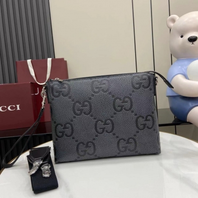 Gucci古馳 新品 2025早春系列延續超級雙G設計，匠心融蘊全新粒面紋理。作為對Guccio Gucci先生姓名首字母的煥新演繹，雙G圖案以超大尺寸矚目呈現，營造經久不衰的品牌標識魅力。這款灰色和黑色郵差包以經典牛皮革匠心打造，配有一個