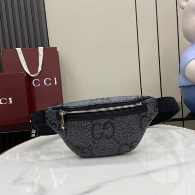 Gucci古馳 新品 灰黑超級雙G設計於2023早秋系列中耀眼回歸，精彩演繹多款牛皮革旅行箱包單品。作為對Guccio Gucci先生姓名首字母的煥新演繹，超級雙G圖案以超大尺寸亮眼呈現，營造經久不衰的品牌標識魅力。這款小號腰包以品牌標誌性