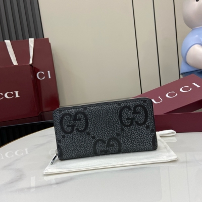 Gucci古馳 新品 經典字母交織圖案將小件日用單品打造成時尚配飾。新穎的紋理與飾面在Gucci全新系列中依舊大放異彩，盡展澎湃活力和個性魅力。這款全拉鍊錢包以深灰色和黑色粒面牛皮革匠心打造，通體綴飾GG標識。深灰色和黑色GG粒面牛皮革 雲