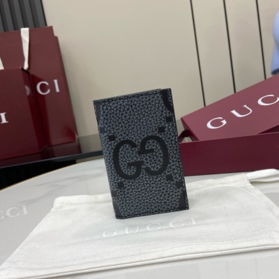 Gucci古馳 新品 經典字母交織圖案將小件日用單品打造成時尚配飾。新穎的紋理與飾面在Gucci全新系列中依舊大放異彩，盡展澎湃活力和個性魅力。這款卡片夾以深灰色和黑色粒面牛皮革匠心打造，通體綴飾GG標識。深灰色和黑色GG粒面牛皮革 雲紋織