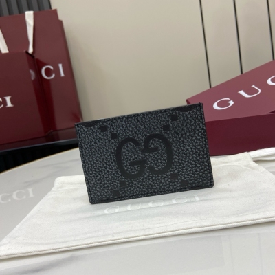 Gucci古馳 新品 經典字母交織圖案將小件日用單品打造成時尚配飾。新穎的紋理與飾面在Gucci全新系列中依舊大放異彩，盡展澎湃活力和個性魅力。這款卡片夾以深灰色和黑色粒面牛皮革匠心打造，通體綴飾GG標識。深灰色和黑色GG粒面牛皮革 內部：
