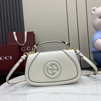 Gucci古馳 新品 Gucci Blondie系列手袋飾有在20世紀70年代初期首次亮相於品牌系列的經典標識，巧妙結合傳承魅力與當代風尚，出色詮釋品牌經典設計與現代精髓。這款單品配有可拆卸可調節皮革肩帶，更添實用功能。白色光面皮革 白色光
