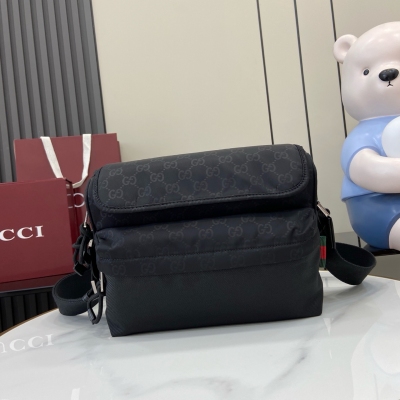 Gucci古馳 新品 2025早春男士包袋系列，匠心融蘊時尚線條與運動風尚。這款斜挎包以柔軟耐用的黑色尼龍材質匠心打造，通體GG圖案彰顯精緻底色。其他經典細節還包括紅綠織帶細節。黑色GG尼龍 尼龍襯裡 織帶細節 內部：1個拉鍊袋 外部：1個