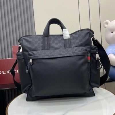 Gucci古馳 新品 2025早春男士包袋系列，匠心融蘊時尚線條與運動風尚。這款托特包以柔軟耐用的黑色尼龍材質匠心打造，通體GG圖案彰顯精緻底色。其他經典細節還包括紅綠織帶細節。黑色GG尼龍 尼龍襯裡 織帶細節 內部：1個拉鍊袋 外部：1個