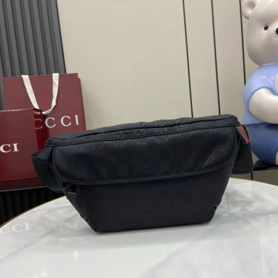 Gucci古馳 新品 2025早春男士包袋系列，匠心融蘊時尚線條與運動風尚。這款包以柔軟耐用的黑色尼龍材質匠心打造，通體GG圖案彰顯精緻底色。其他經典細節還包括紅綠織帶細節。黑色GG尼龍 尼龍襯裡