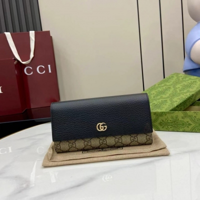 Gucci古馳 這款鑰匙包由經典雙G字母交織圖案帆布和黑色皮革雙重材質製作，飾以精緻小巧的雙G造型配件。內部配有多個卡片隔層和兩個鈔票隔層，採用按扣開合。米色和烏木色GG Supreme帆布，環保材料 黑色皮革 金色調配件 粘膠纖維襯裡 這