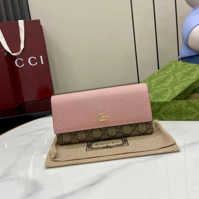 Gucci古馳 這款鑰匙包由經典雙G字母交織圖案帆布和黑色皮革雙重材質製作，飾以精緻小巧的雙G造型配件。內部配有多個卡片隔層和兩個鈔票隔層，採用按扣開合。米色和烏木色GG Supreme帆布，環保材料 黑色皮革 金色調配件 粘膠纖維襯裡 這