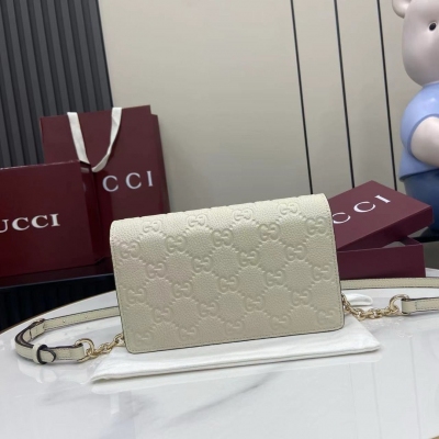 Gucci古馳 新品 多款小配飾以質地柔軟的粒面皮革傾情誠獻，用以彰顯GG圖案經久不衰的魅力。全新系列帶來不同紋理間的對比反差之美，各種中性和淡雅色調任您挑。這款GG Emblem系列鏈式錢包以象牙白色GG粒面皮革匠心打造。象牙白色GG粒面