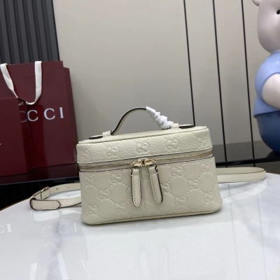 Gucci古馳 新品 多款小配飾以質地柔軟的粒面皮革傾情誠獻，用以彰顯GG圖案經久不衰的魅力。全新系列帶來不同紋理間的對比反差之美，各種中性和淡雅色調任您挑。這款GG Emblem系列小號手袋以象牙白色GG粒面皮革匠心打造。象牙白色GG粒面