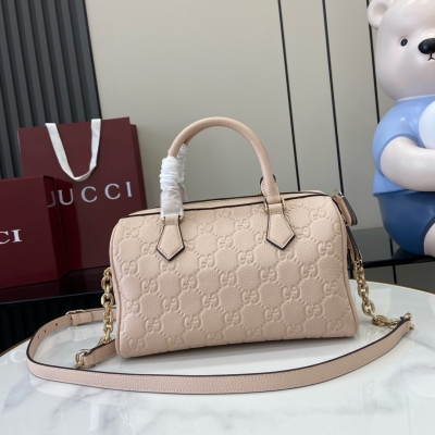 Gucci古馳 新品 GG Emblem系列小號手提包 GG Emblem系列以創意設計和創新功能煥新詮釋經典圖案，匠心締造未來數年的珍藏之選。這款小號手提包煥新演繹品牌全新標誌性單品系列，雙拉鍊設計方便拿取，淺金色調鏈式和皮革肩帶可供斜挎