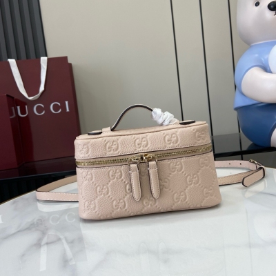 Gucci古馳 新品 GG Emblem系列超迷你手袋 GG Emblem系列以創意設計和創新功能煥新詮釋經典圖案，匠心締造未來數年的珍藏之選。這款超迷你手袋煥新演繹品牌全新小件配飾系列，甄選經典GG粒面皮革製作。精心搭配兩個內部卡片隔層和
