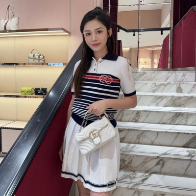 Gucci古馳 2025ss 翻領拼色針織上衣拼色設計視錯覺效果 層次感更豐 小翻領自帶可愛俏皮 定制紗線的針織更加柔軟舒適 搭配短裙或褲裝穿出不同風格！SML