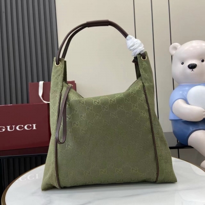 Gucci古馳 新品 小紅書爆款中古包 爆火的森林綠tote 實物顏色真的很清新 綠色黨一眼愛上 自重又輕 容量又大 Gucci老花還是經典 型號:108333森林綠，尺寸:W36xH36x10cm 顏色：森林綠綠布。義大利創作 配全套原廠