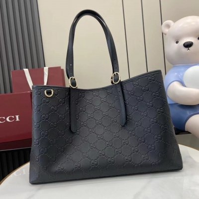 Gucci古馳 新品 全新GG Emblem系列煥新詮釋品牌的雋永優雅風範和精湛工藝。這款托特包配有一根飾有示數孔眼的可調節頂部提手，靈感源自馬術世界。黑色壓花皮革黑色超細纖維襯裡 圖中所示手袋單獨出售，不隨手袋掛飾一起提供。另配有用於系掛