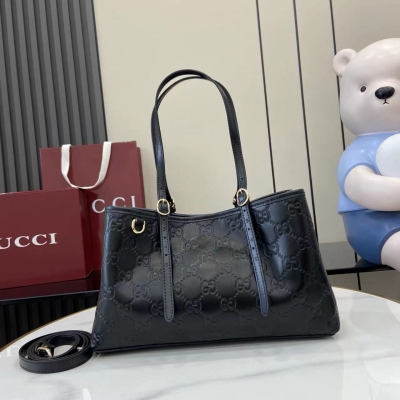 Gucci古馳 新品 GG Emblem系列煥新詮釋品牌的雋永優雅風範和精湛工藝。這款小號托特包以淺粉色匠心呈現，可調節提手飾以孔眼，呈現靈感源自馬術世界的典雅風采。黑色壓GG Monogram塗層織物 黑色皮革滾邊 淺金色調配件 織帶棉布