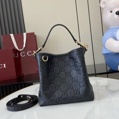 Gucci古馳 新品 GG Emblem系列煥新詮釋品牌的雋永優雅風範和精湛工藝。這款水桶包採用織帶棉質襯裡，設有一個內部隔層，實用性出眾。黑色GG印花壓紋皮革 淺金色調配件 黑色棉麻混紡襯裡 鉤扣開合頂部提手（高度：14釐米）另配有用於系