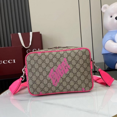 Gucci古馳 新品 2025早秋系列中，中國藝術家咖喱牛(Currynew)煥新演繹品牌標識，為男士成衣、皮具和配飾增色添彩。這款斜挎包以經典GG字母交織圖案塗層織物匠心打造，巧妙融入Gucci印花和撞色皮革滾邊，令整個設計愈發豐滿。米色