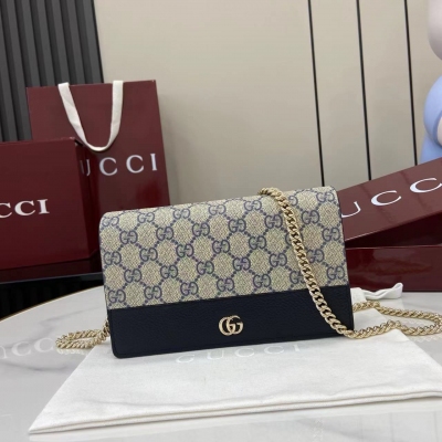 Gucci古馳 新品 這款GG Marmont系列鏈帶錢包選用古馳深藍皮革，搭配藍色和深藍色GG Supreme材料製作。標誌性雙G配件生動點綴于挺括感包身之上。這款配飾配有可拆卸鏈式肩帶，堪稱晝夜皆宜的百搭款式。造型雖小巧玲瓏，但實用性毫