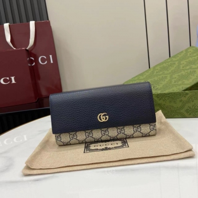 Gucci古馳 這款鑰匙包由經典雙G字母交織圖案帆布和藍色皮革雙重材質製作，飾以精緻小巧的雙G造型配件。內部配有多個卡片隔層和兩個鈔票隔層，採用按扣開合。藍色GG Supreme帆布，環保材料 藍色皮革 金色調配件 粘膠纖維襯裡 這款產品所
