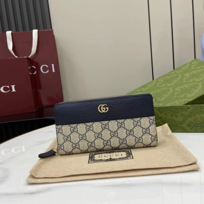Gucci古馳 源自70年代典藏設計的雙G配件繼續在GG Marmont系列中綻放異彩。這款全拉鍊式包採用藍色GG Supreme帆布製作，飾以藍色皮革細節。雙G 藍色GG Supreme帆布，環保材料，飾藍色皮革細節 金色金屬配件 雙G