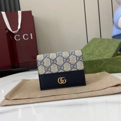 Gucci古馳 源自70年代典藏設計的雙G配件繼續在GG Marmont系列中綻放異彩。這款卡包採用米色和烏木色GG Supreme帆布製作，飾以藍色皮革細節。雙G 米色和烏木色GG Supreme帆布，環保材料，飾藍色皮革細節 金色調配件