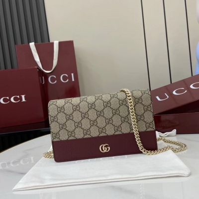Gucci古馳 新品 這款GG Marmont系列鏈帶錢包選用古馳安可拉紅皮革，搭配米色和深棕色GG Supreme材料製作。標誌性雙G配件生動點綴于挺括感包身之上。這款配飾配有可拆卸鏈式肩帶，堪稱晝夜皆宜的百搭款式。造型雖小巧玲瓏，但實用