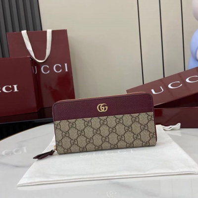 Gucci古馳 源自70年代典藏設計的雙G配件繼續在GG Marmont系列中綻放異彩。這款全拉鍊式包採用米色和安可拉紅色GG Supreme帆布製作，飾以安可拉紅色皮革細節。雙G 米色和安可拉紅色GG Supreme帆布，環保材料，飾安可