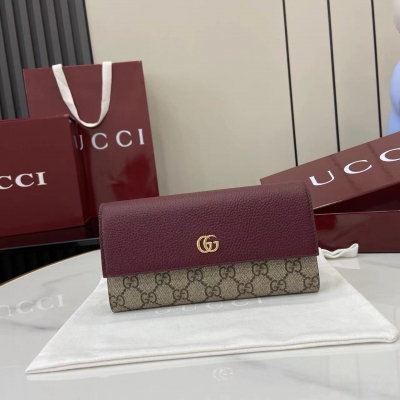 Gucci古馳 這款鑰匙包由經典雙G字母交織圖案帆布和安可拉紅色皮革雙重材質製作，飾以精緻小巧的雙G造型配件。內部配有多個卡片隔層和兩個鈔票隔層，採用按扣開合。米色和安可拉紅色GG Supreme帆布，環保材料 安可拉紅色皮革 金色調配件