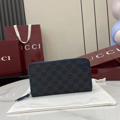 Gucci古馳 新品 新系列呈現纖薄且小巧的皮具作品，煥新融蘊多種色彩，GG標識點綴充滿對比美感的雙色調設計。這款全拉鍊錢包以藍色和黑色GG Supreme帆布匠心打造，內含多種功能設計，配以藍色光面皮革滾邊和同色調GG配件。藍色和黑色GG