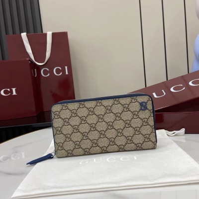 Gucci古馳 新品 新系列呈現纖薄且小巧的皮具作品，煥新融蘊多種色彩，GG標識點綴充滿對比美感的雙色調設計。這款全拉鍊錢包以米色和藍色GG Supreme帆布匠心打造，內含多種功能設計，配以藍色光面皮革滾邊和同色調GG配件。米色與藍色GG