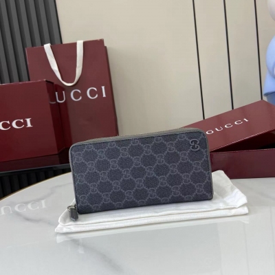 Gucci古馳 新品 新系列呈現纖薄且小巧的皮具作品，煥新融蘊多種色彩，GG標識點綴充滿對比美感的雙色調設計。這款全拉鍊錢包以灰色和黑色GG Supreme帆布匠心打造，內含多種功能設計，配以灰色光面皮革滾邊和同色調GG配件。灰色和黑色GG