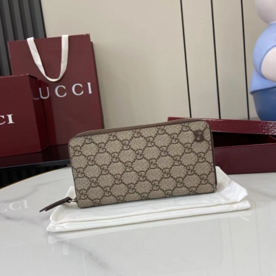 Gucci古馳 新品 新系列呈現纖薄且小巧的皮具作品，煥新融蘊多種色彩，GG標識點綴充滿對比美感的雙色調設計。這款全拉鍊錢包以米色和深棕色GG Supreme帆布匠心打造，內含多種功能設計，配以棕色光面皮革滾邊和同色調GG配件。米色與深棕色